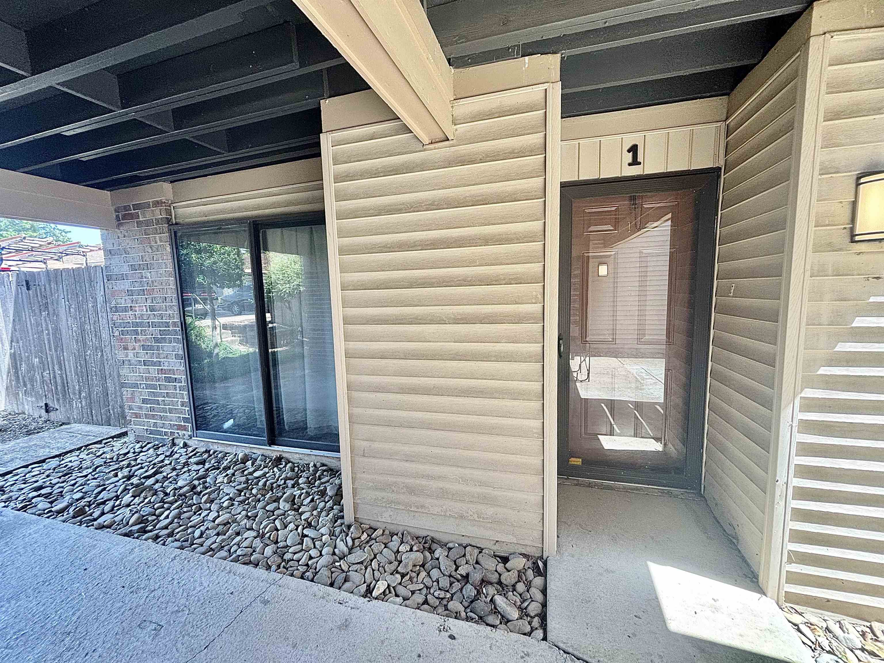 6588 S POPLAR WOODS CIR Unit: 1