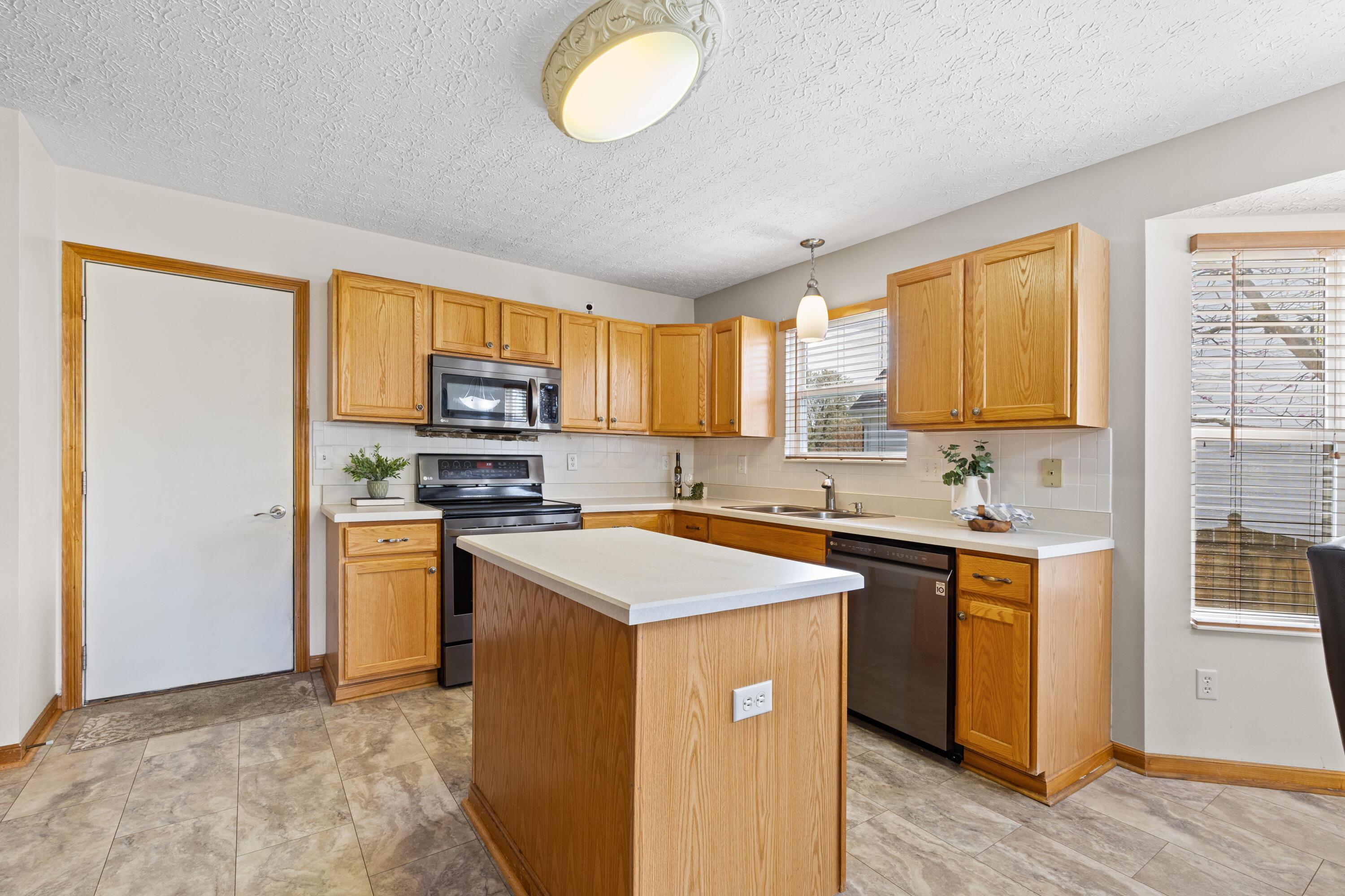 7976 Gladshire Boulevard