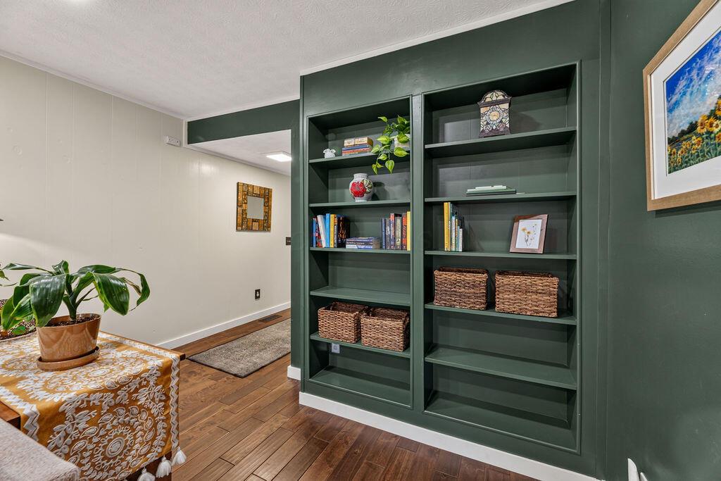 5092 Grasshopper Lane, 4