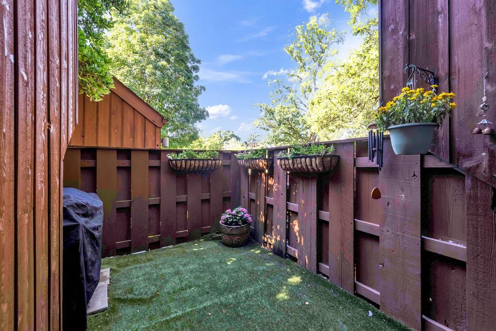 5092 Grasshopper Lane, 4