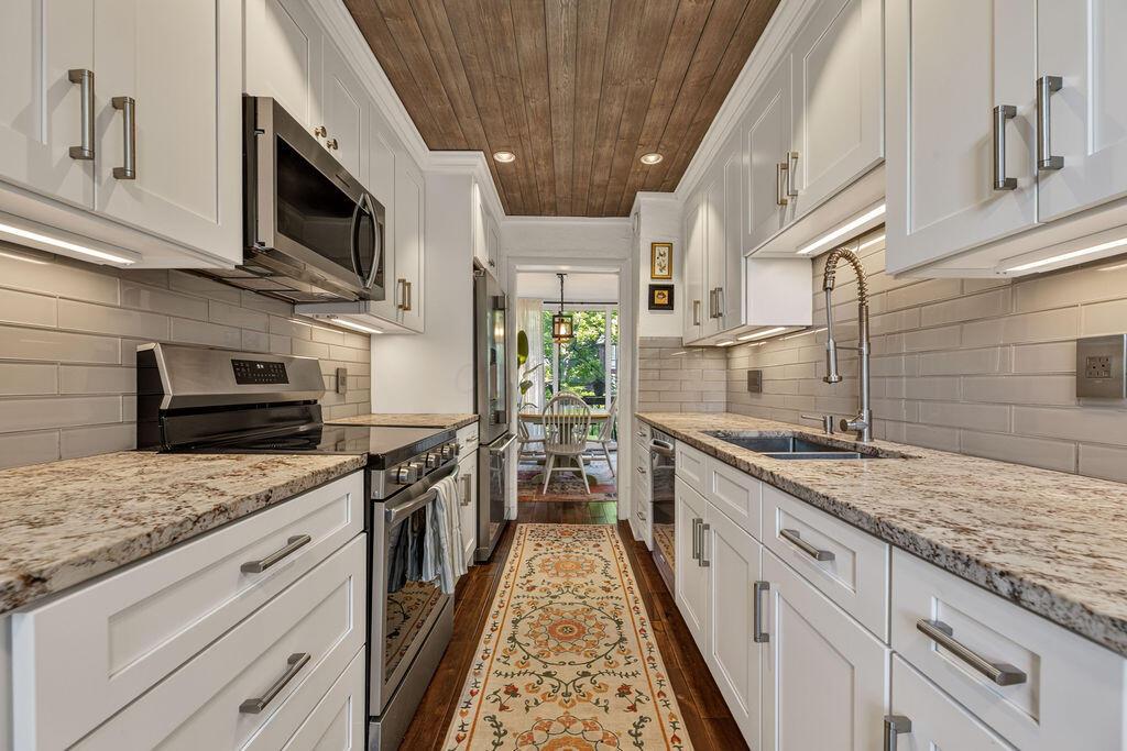 5092 Grasshopper Lane, 4