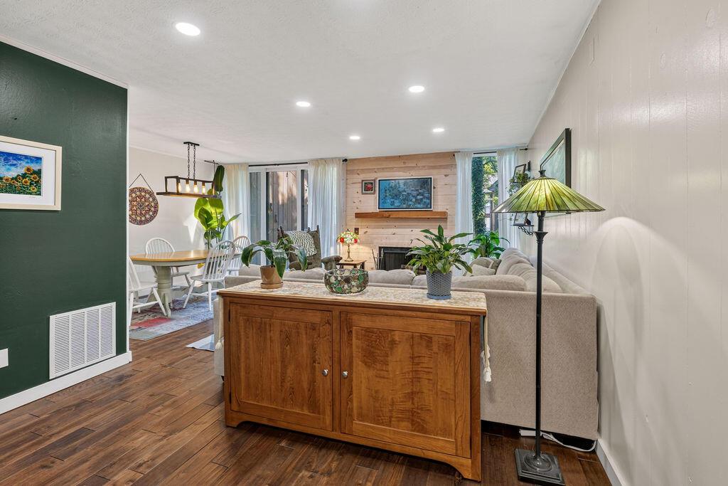 5092 Grasshopper Lane, 4