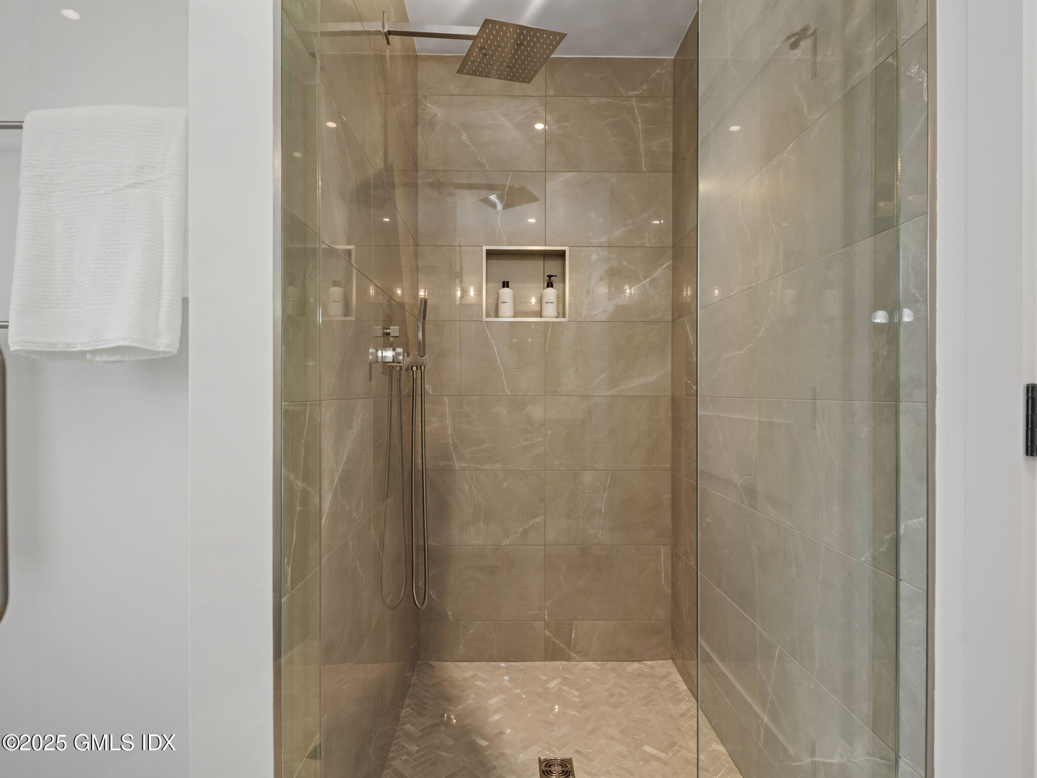 24 Valley Road, Cos Cob