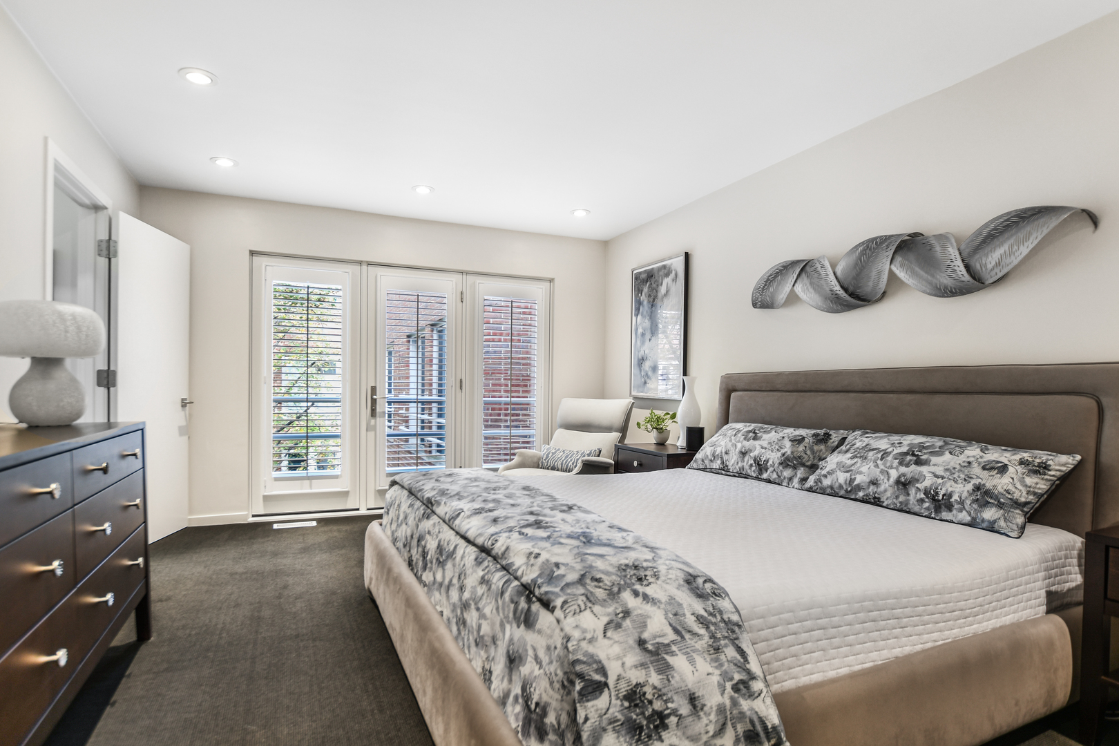 2145 N Clark Street Unit: F
