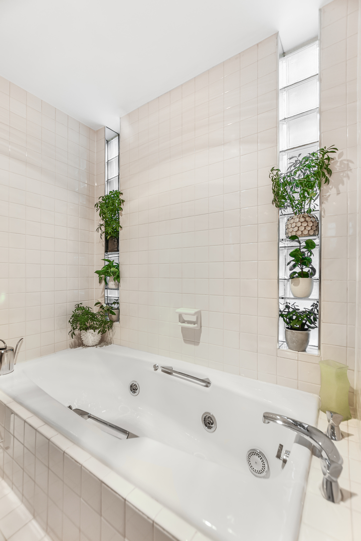 2145 N Clark Street Unit: F
