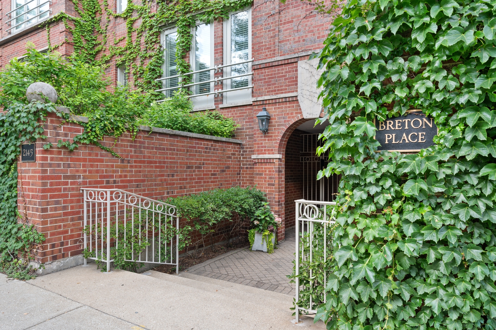 2145 N Clark Street Unit: F