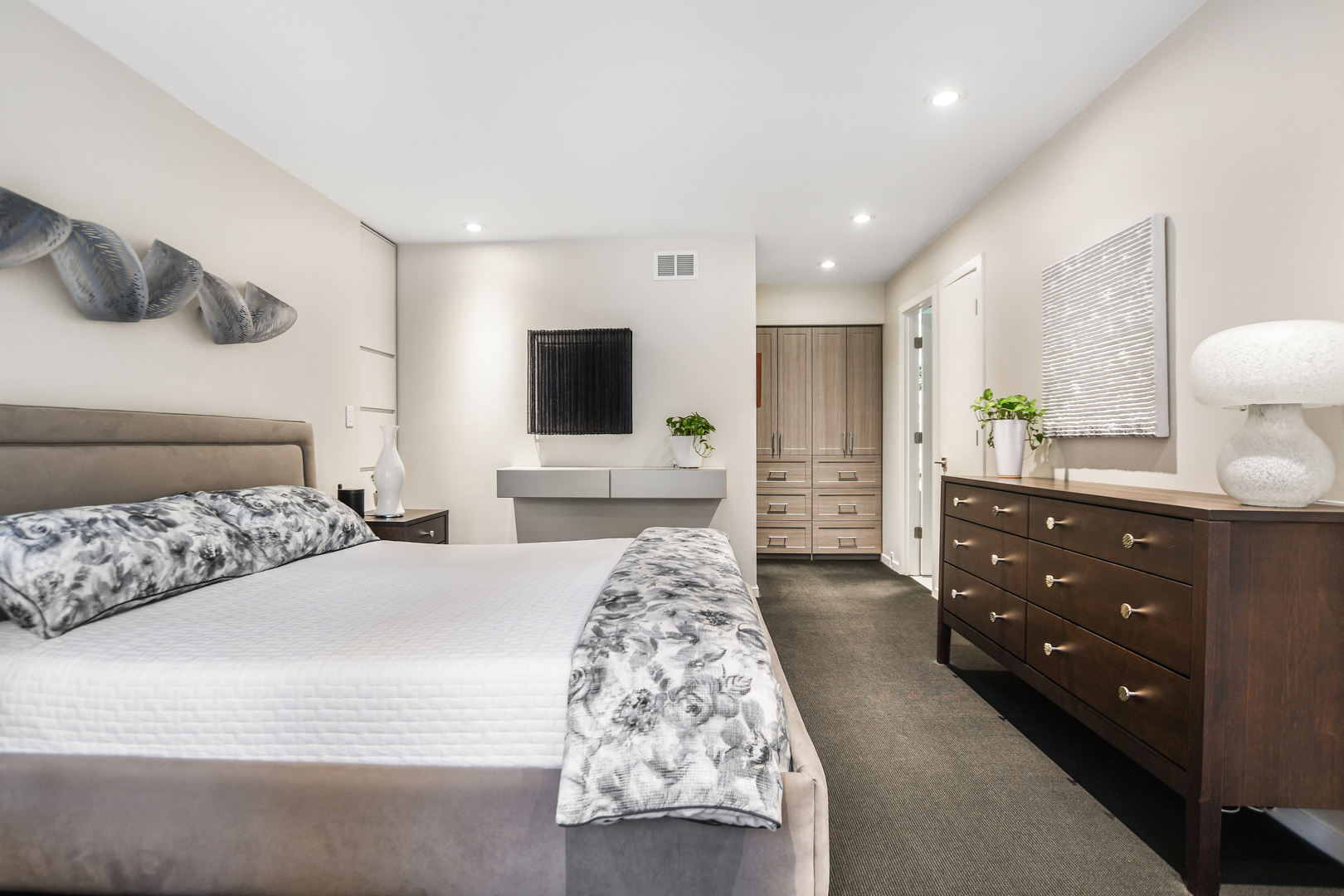 2145 N Clark Street Unit: F