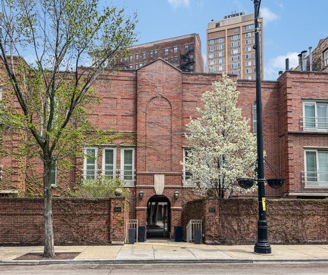 2145 N Clark Street Unit: F