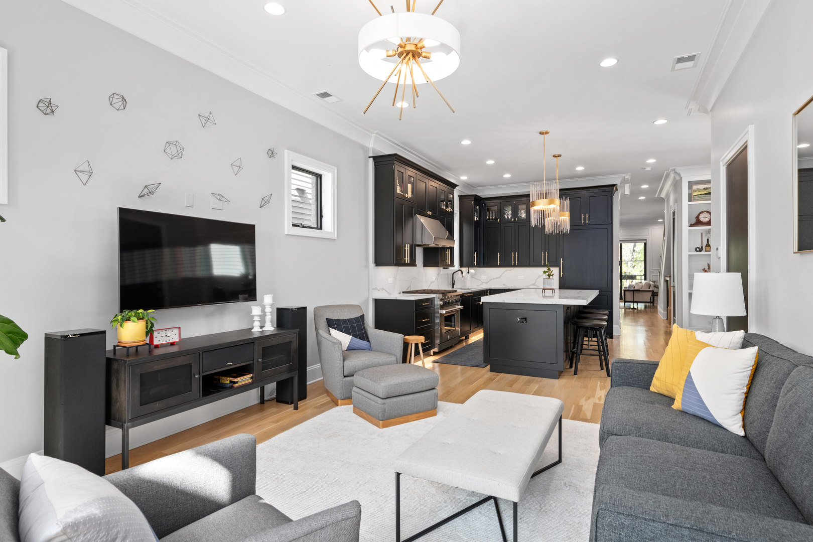 2514 N Southport Avenue Unit: 2