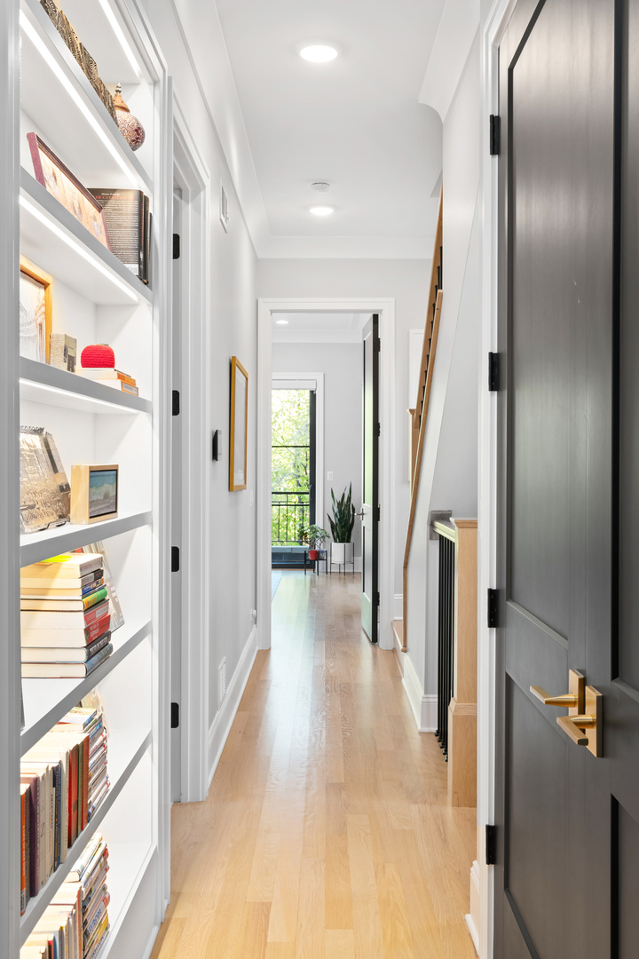 2514 N Southport Avenue Unit: 2