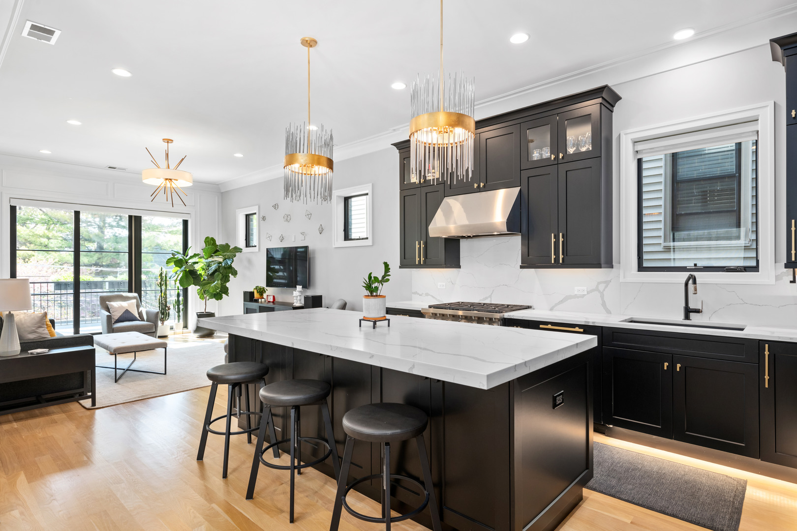 2514 N Southport Avenue Unit: 2