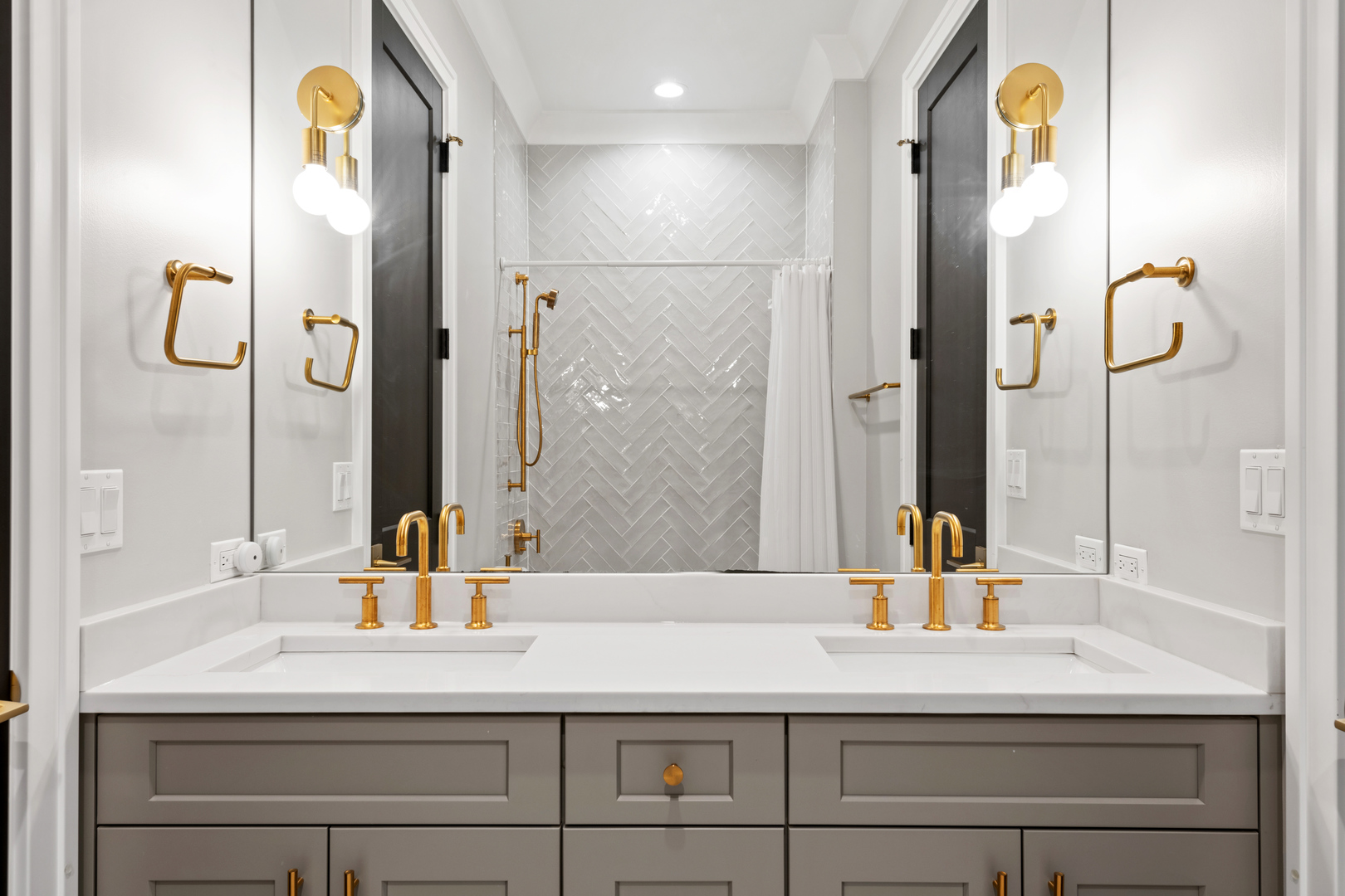 2514 N Southport Avenue Unit: 2