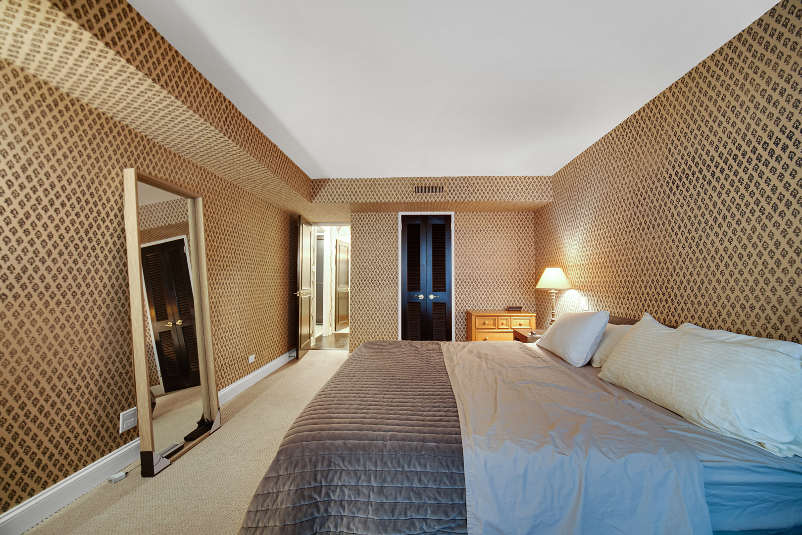 201 E Chestnut Street Unit: 12E