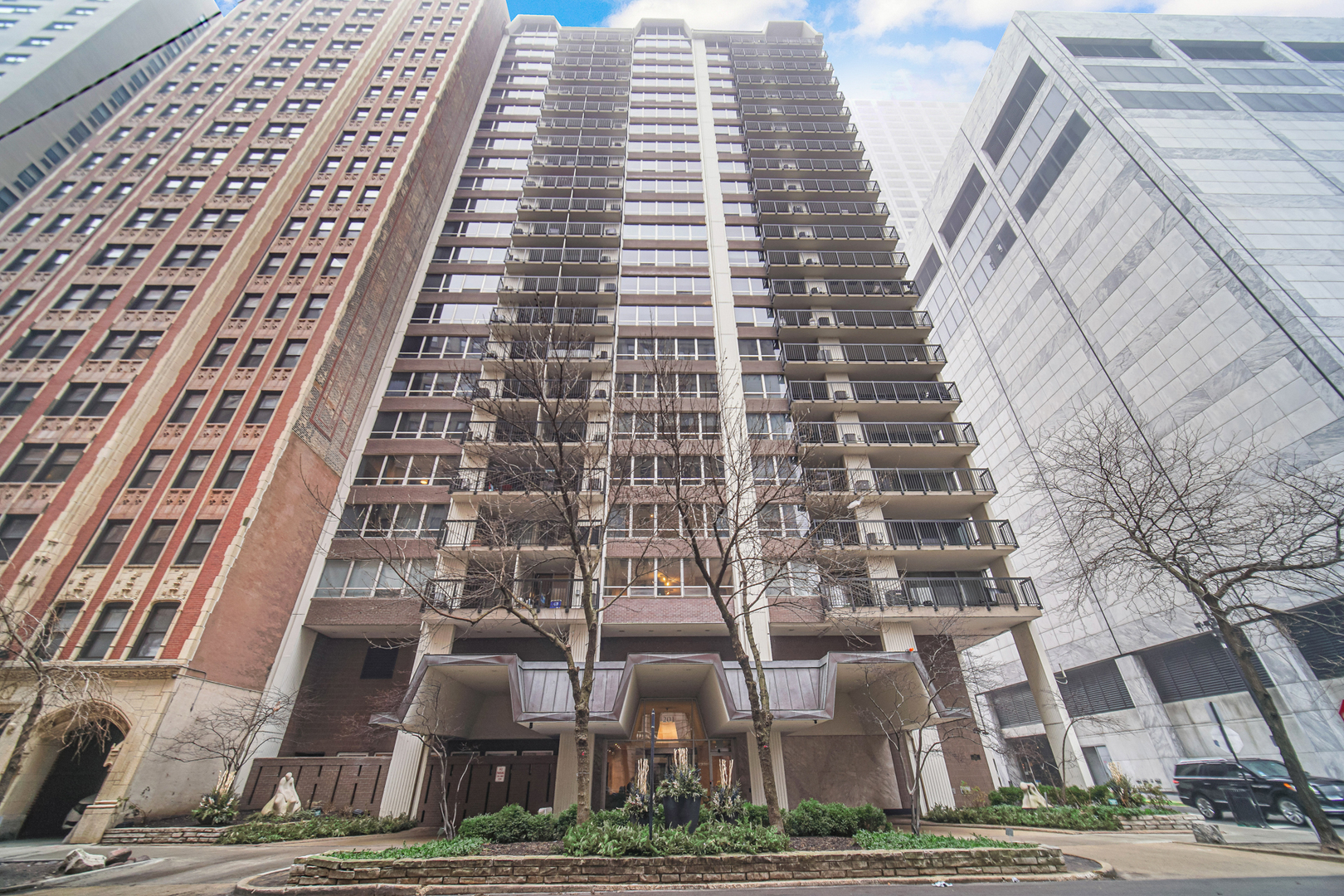 201 E Chestnut Street Unit: 12E