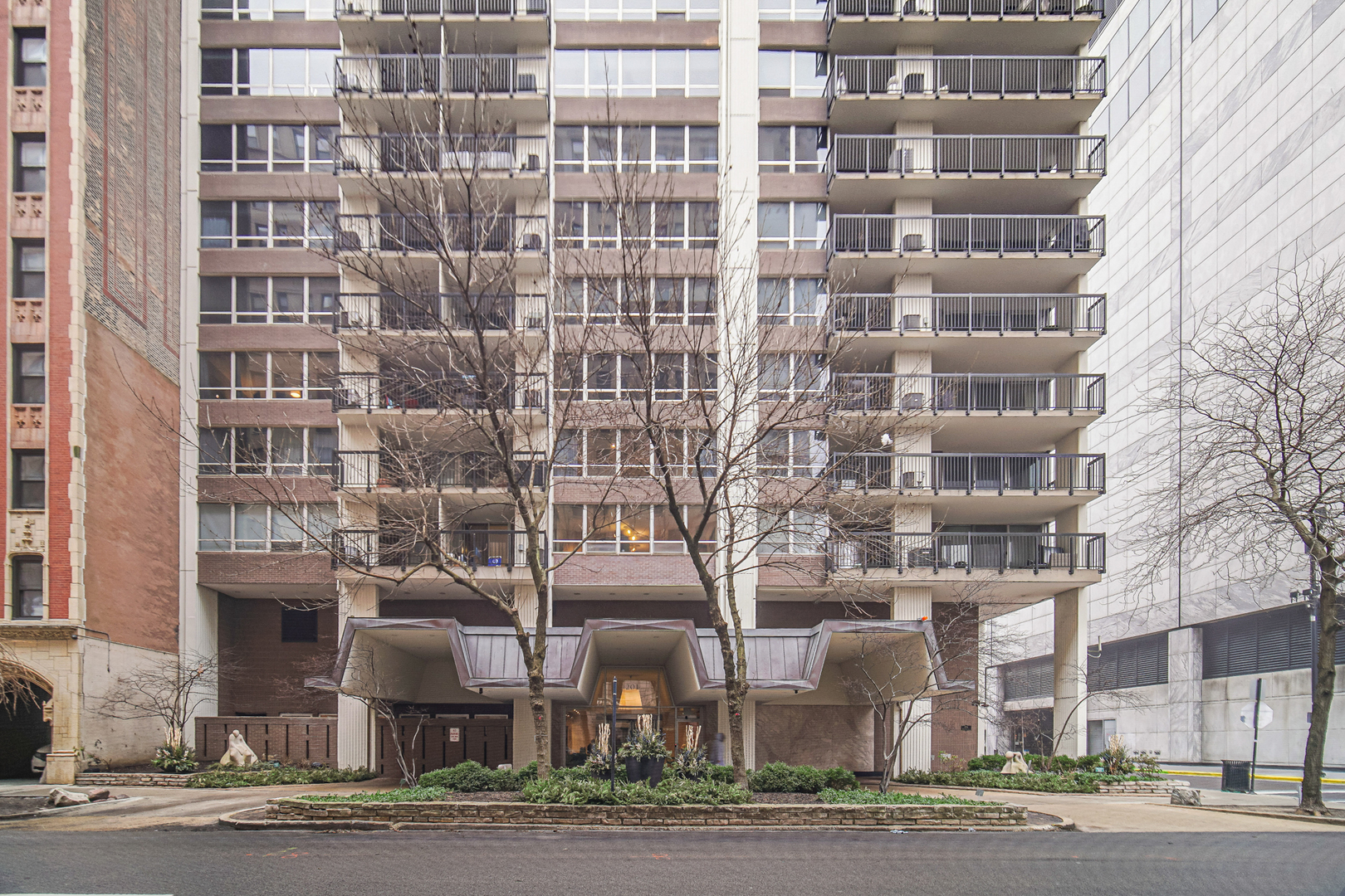 201 E Chestnut Street Unit: 12E