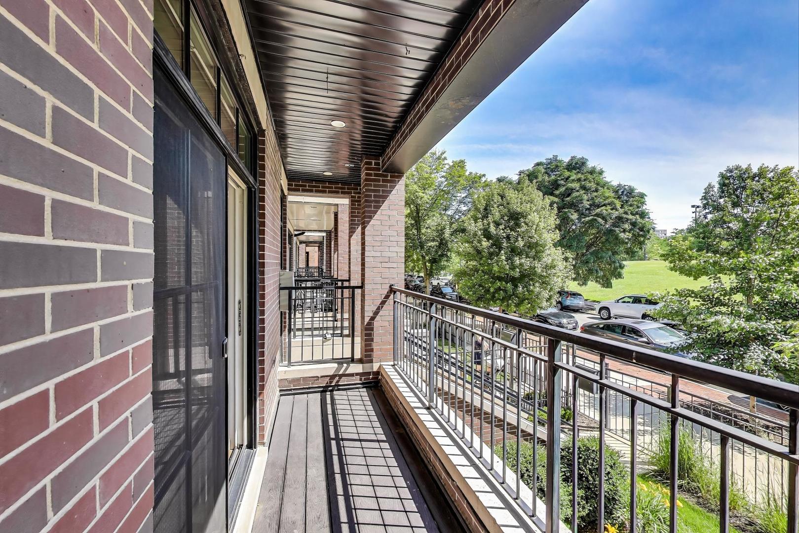 2038 N Burling Street Unit: 1