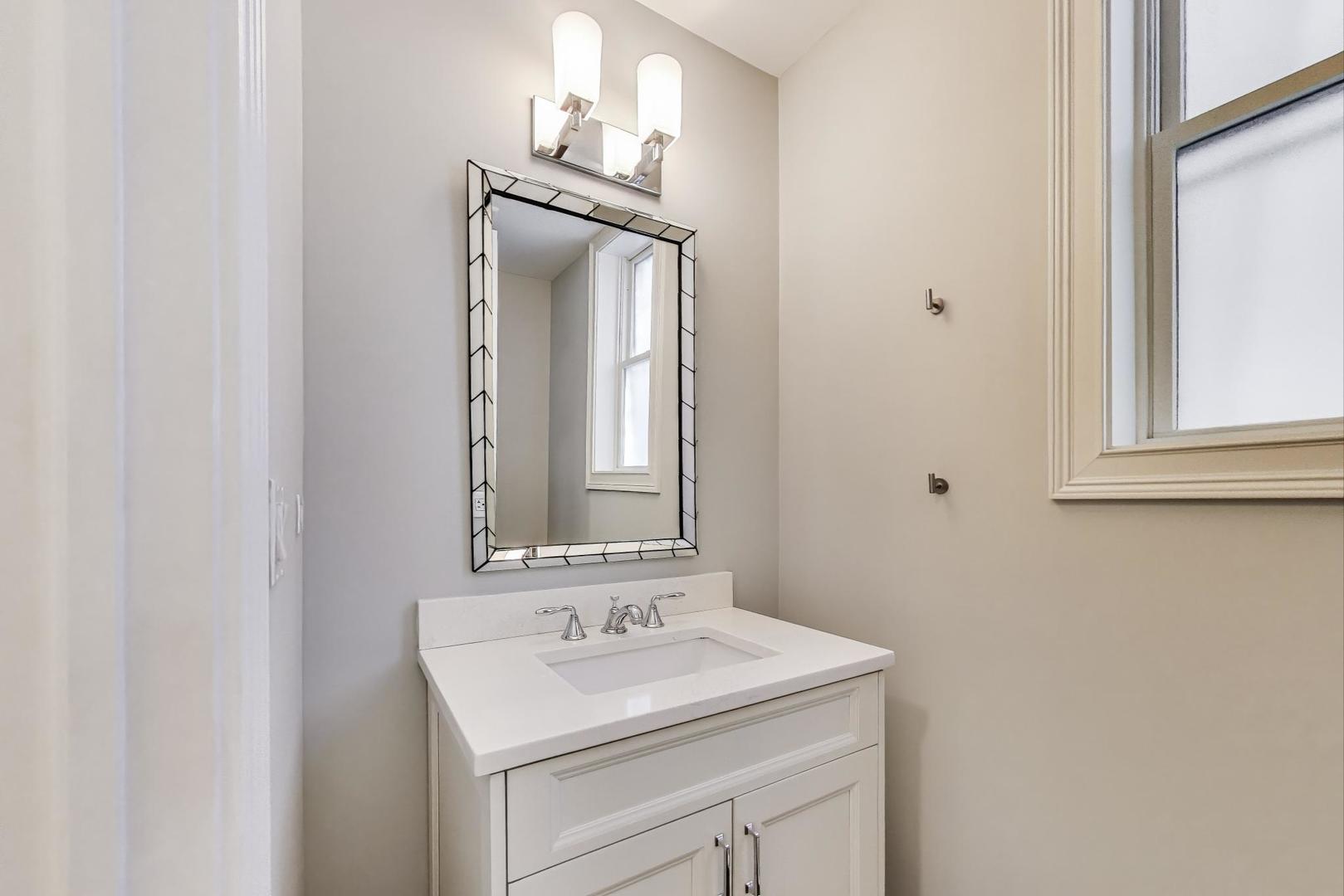 2038 N Burling Street Unit: 1