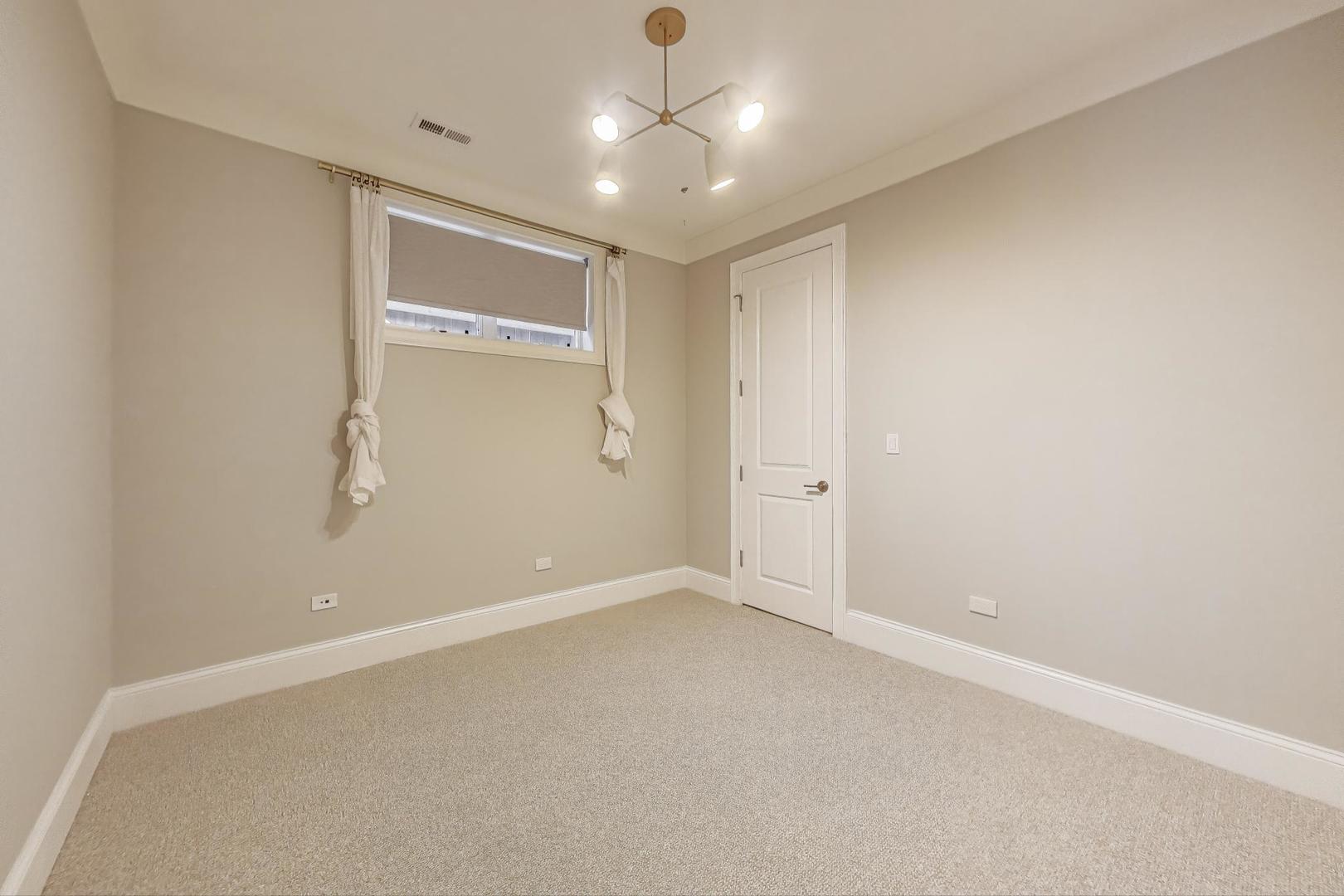 2038 N Burling Street Unit: 1