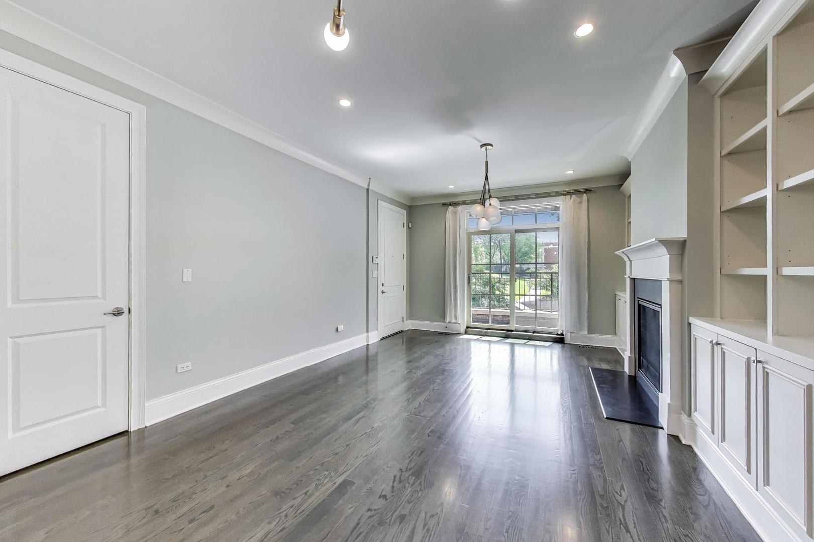 2038 N Burling Street Unit: 1