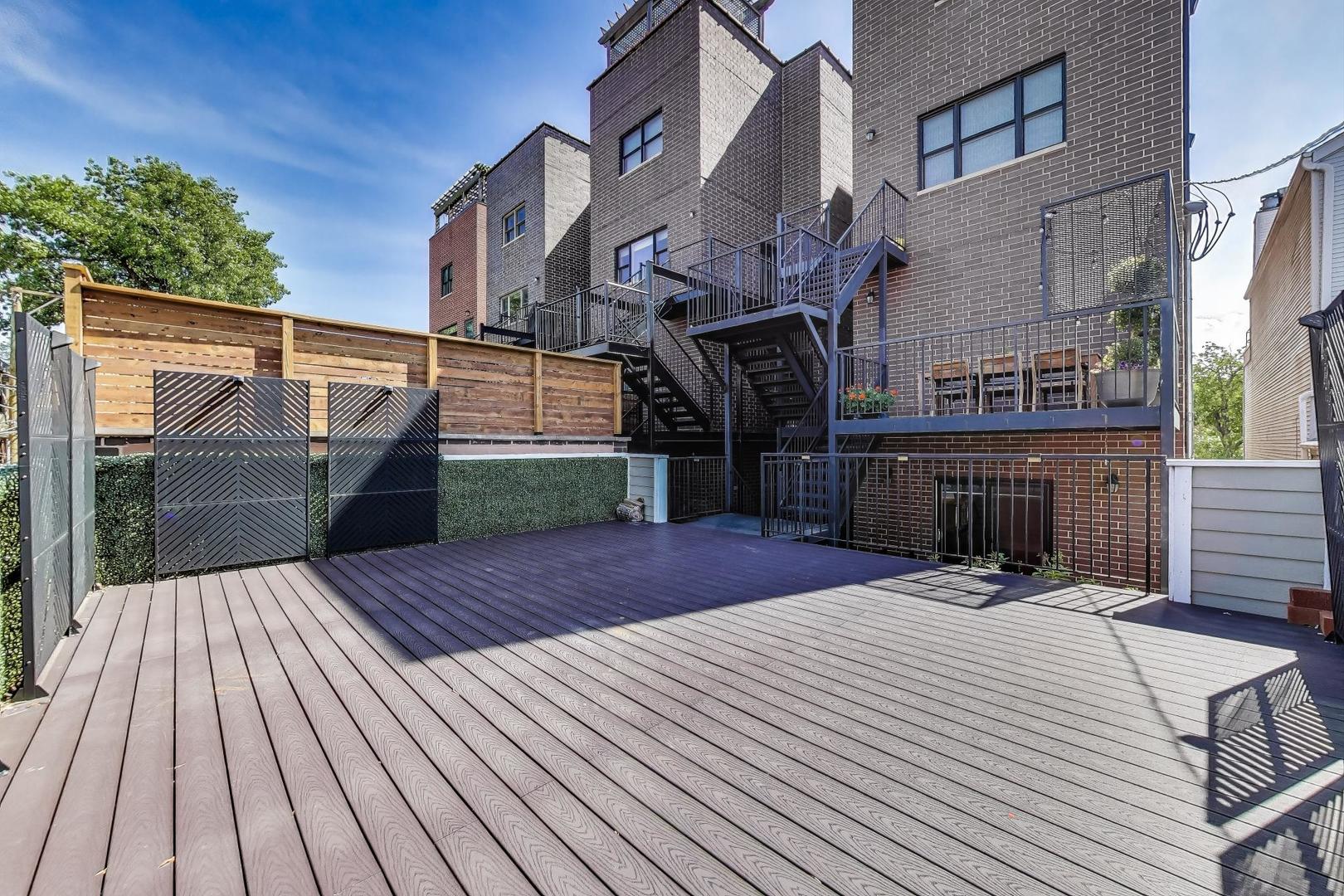 2038 N Burling Street Unit: 1