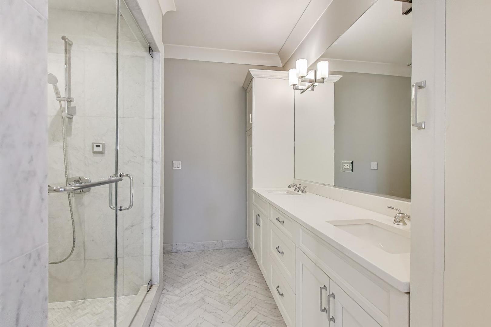 2038 N Burling Street Unit: 1