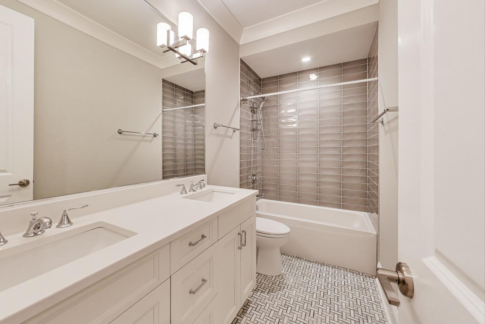 2038 N Burling Street Unit: 1