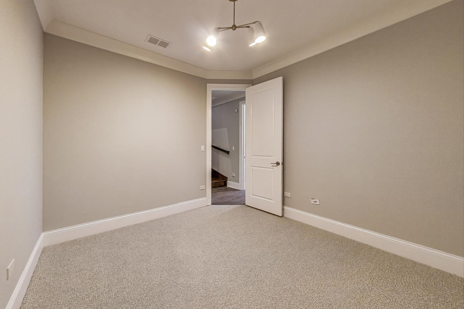 2038 N Burling Street Unit: 1