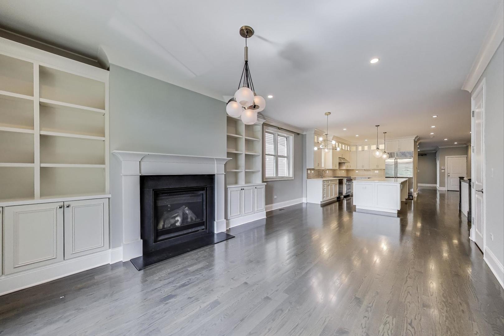 2038 N Burling Street Unit: 1
