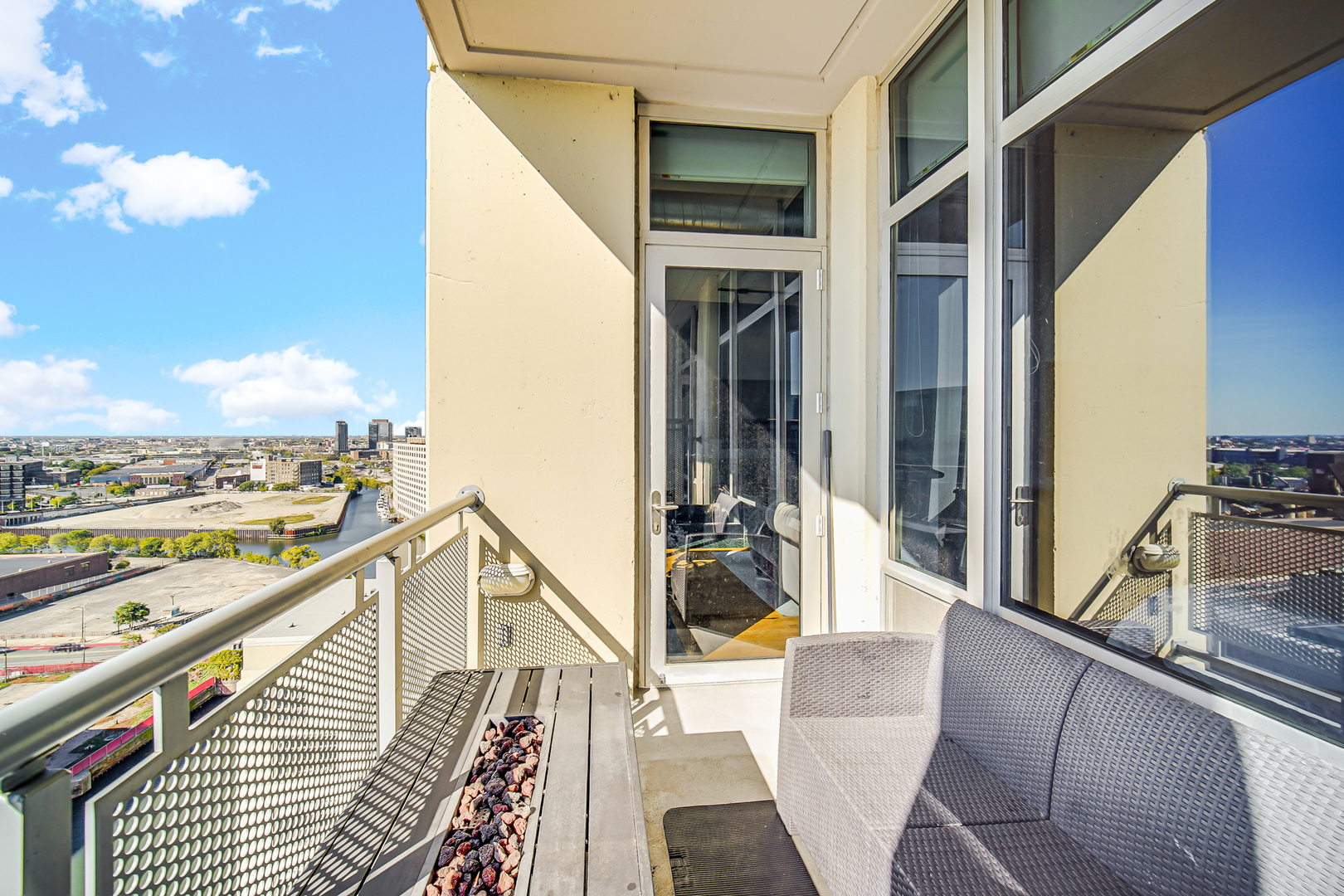 720 N Larrabee Street Unit: 1611