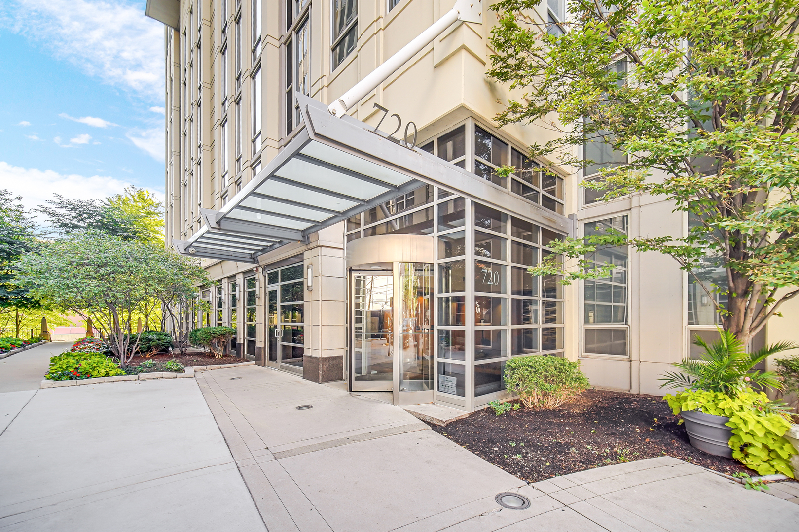 720 N Larrabee Street Unit: 1611