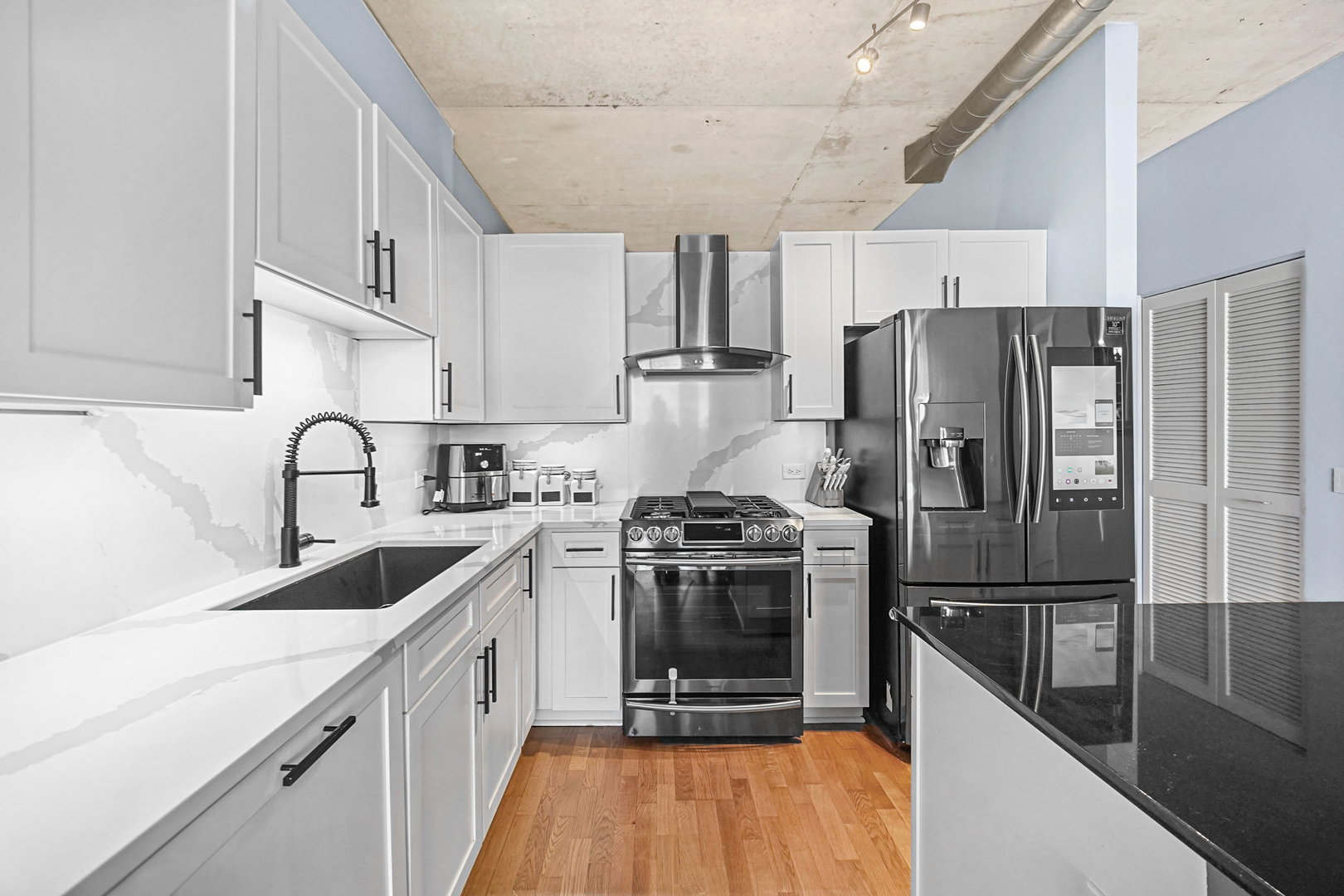 720 N Larrabee Street Unit: 1611