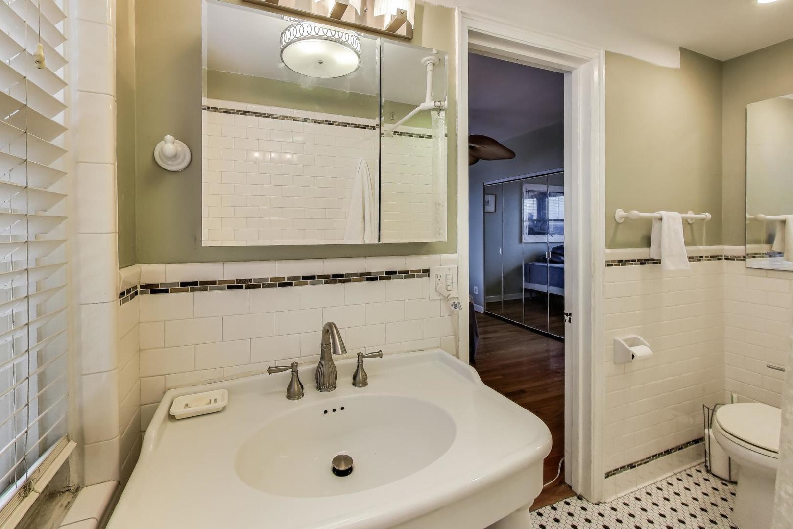 5555 N SHERIDAN Road Unit: 1708