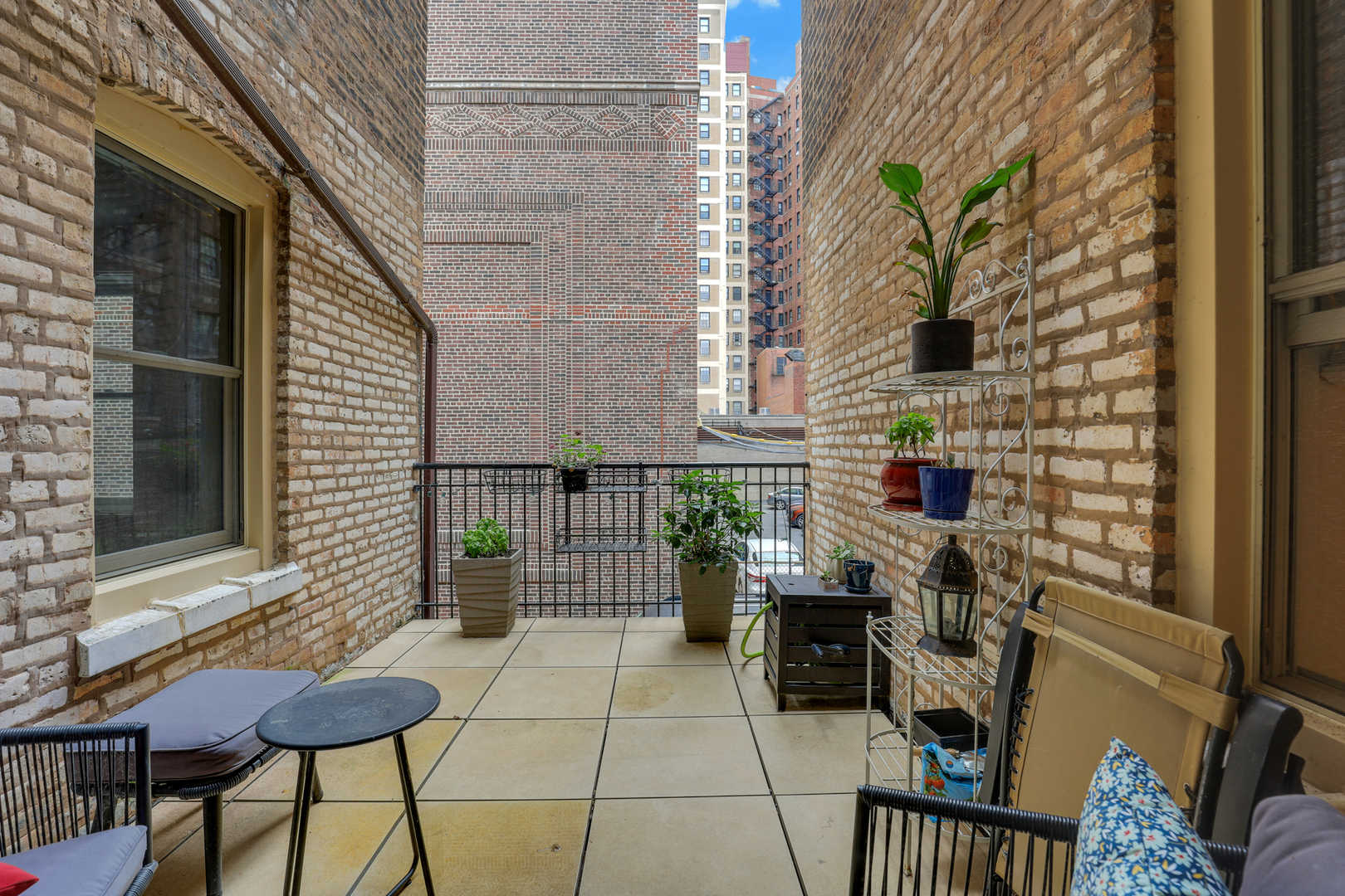 431 W ALDINE Avenue Unit: 10
