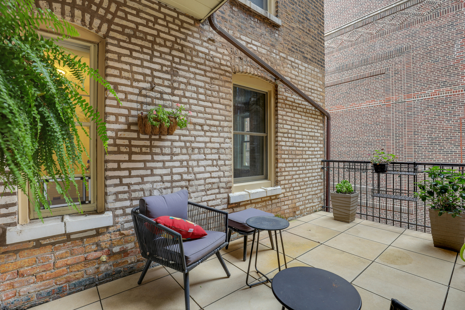 431 W ALDINE Avenue Unit: 10