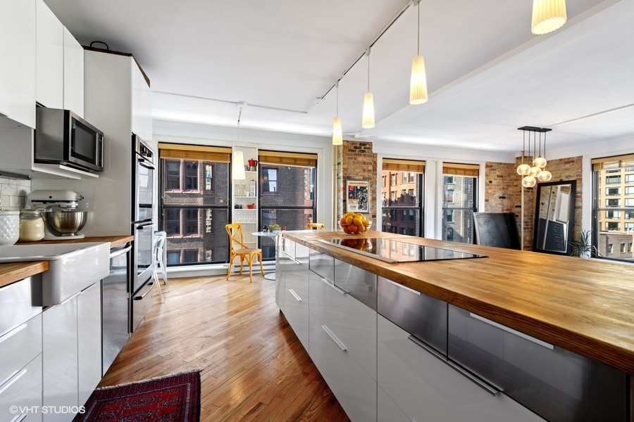600 S Dearborn Street Unit: 902