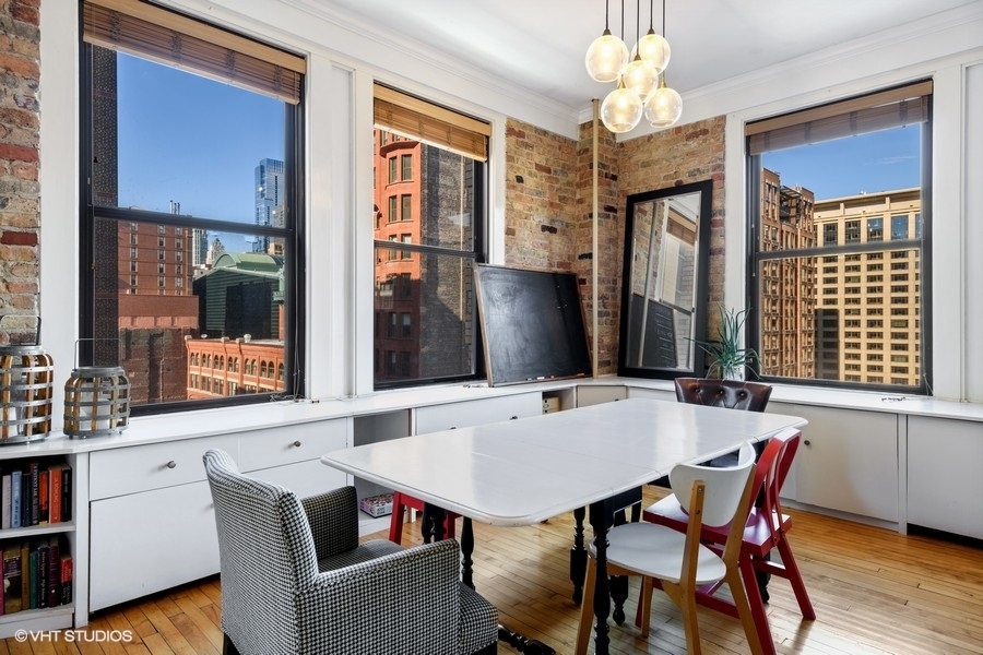 600 S Dearborn Street Unit: 902