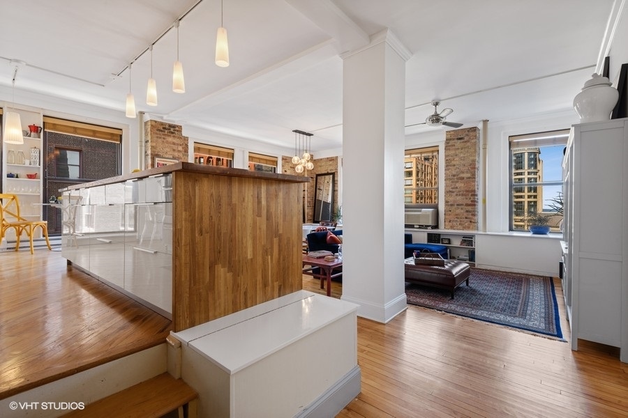 600 S Dearborn Street Unit: 902