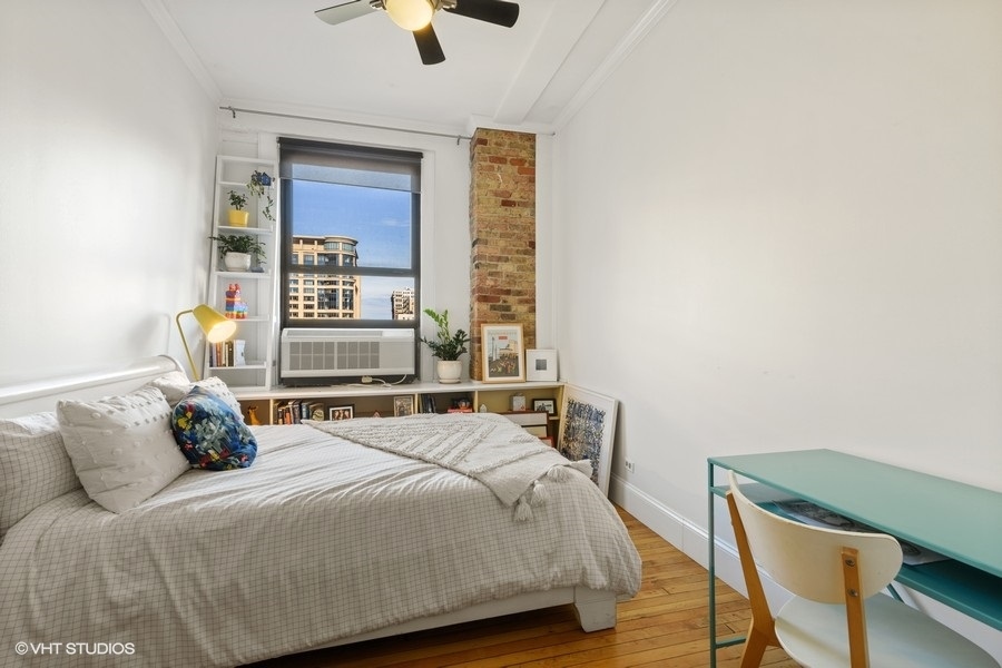 600 S Dearborn Street Unit: 902