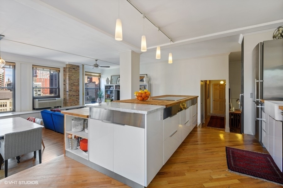 600 S Dearborn Street Unit: 902