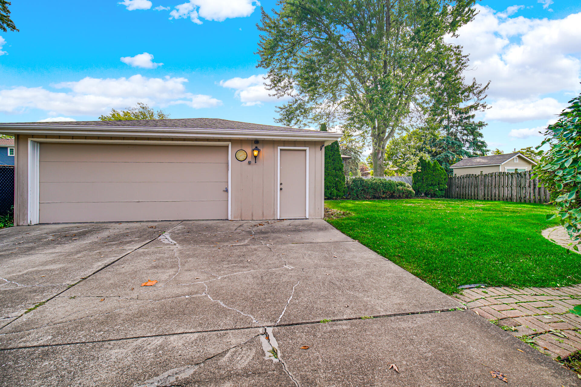 9437 Oriole Drive