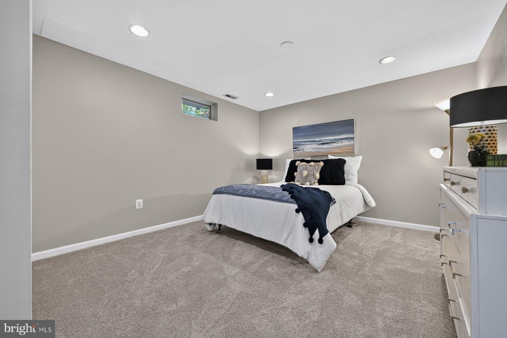2407 LAWNDALE COURT