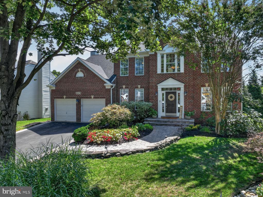 2407 LAWNDALE COURT