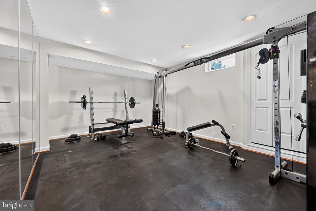 2407 LAWNDALE COURT