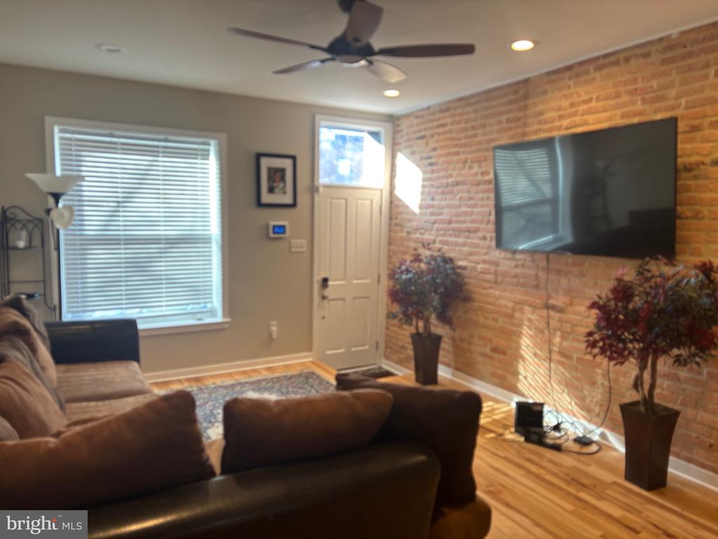 17 N EAST AVENUE