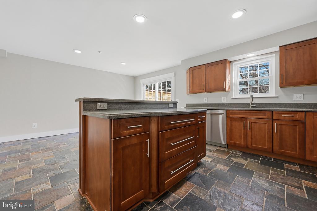 9533 GEORGIAN WAY