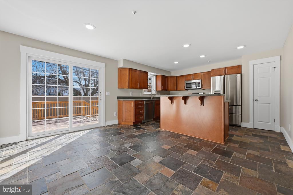 9533 GEORGIAN WAY