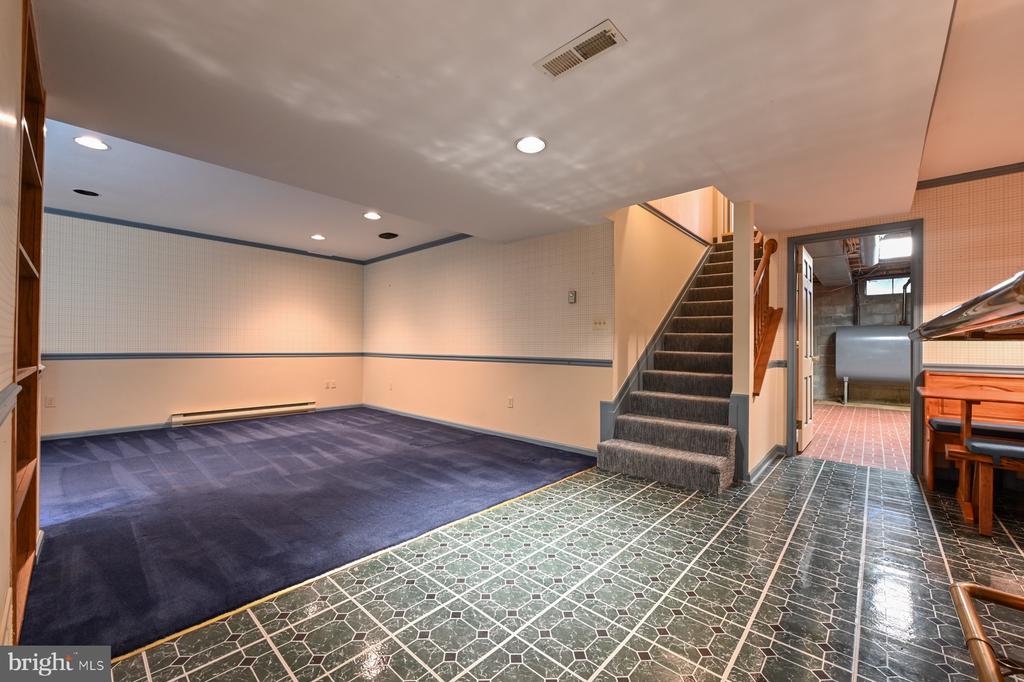 2907 LAWNDALE ROAD