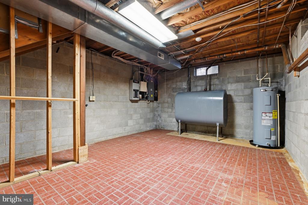 2907 LAWNDALE ROAD