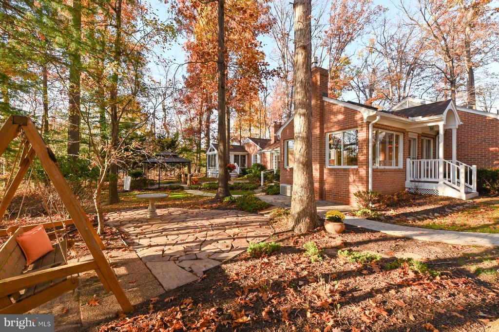 2907 LAWNDALE ROAD