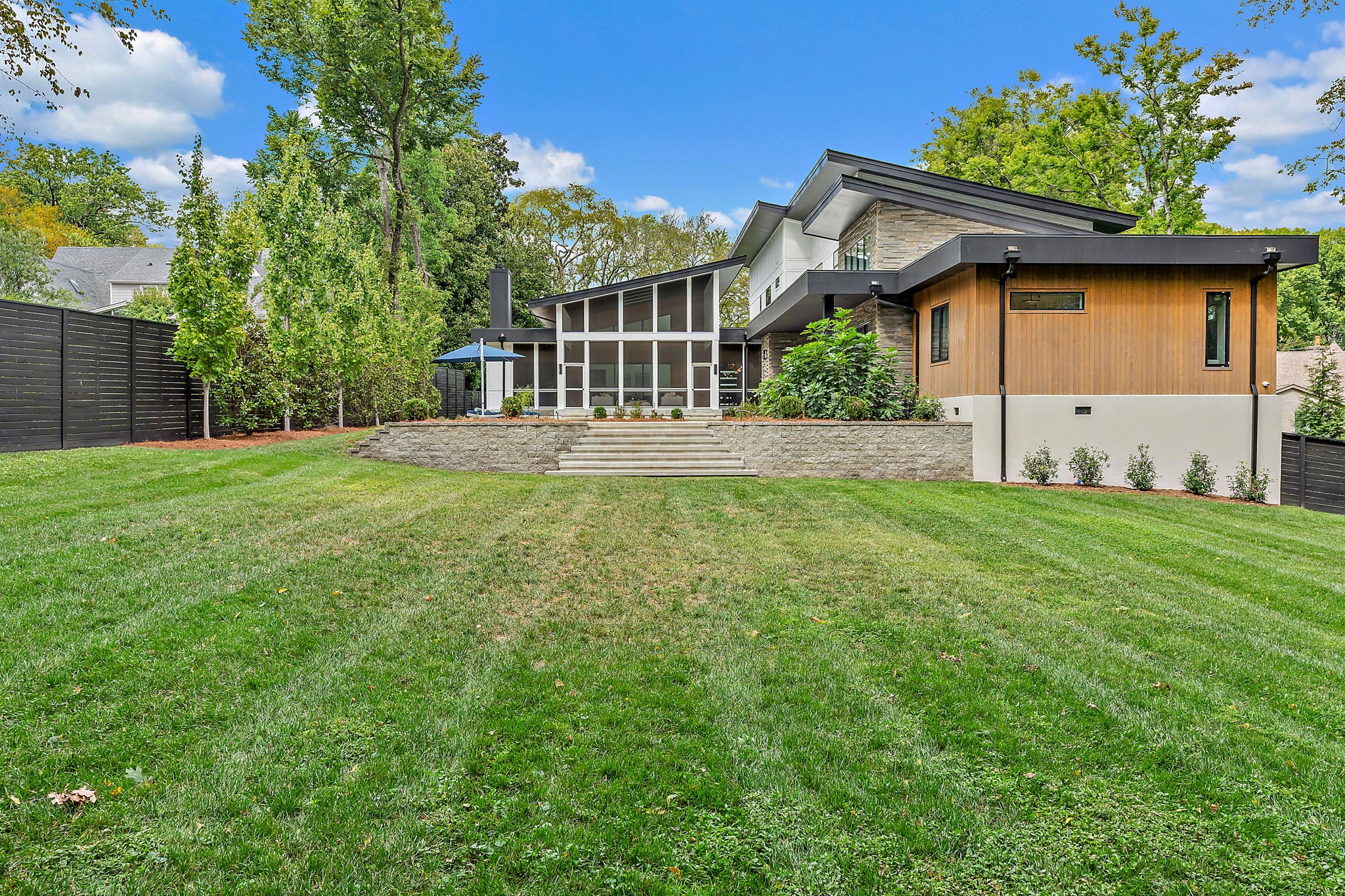 1621 Graybar Ln
